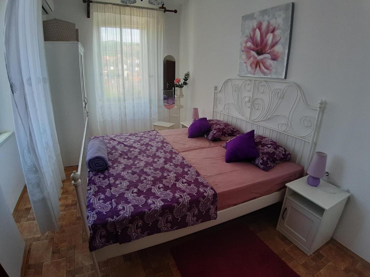 Apartment Palazzo Sare Vrbnik  Eksteriør billede